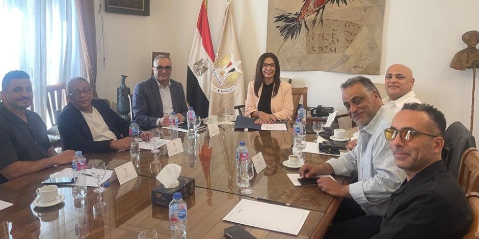 وزيرة الثقافة تبحث مع صُنّاع السينما سبل تطوير الصناعة وتعزيز تنافسيتها