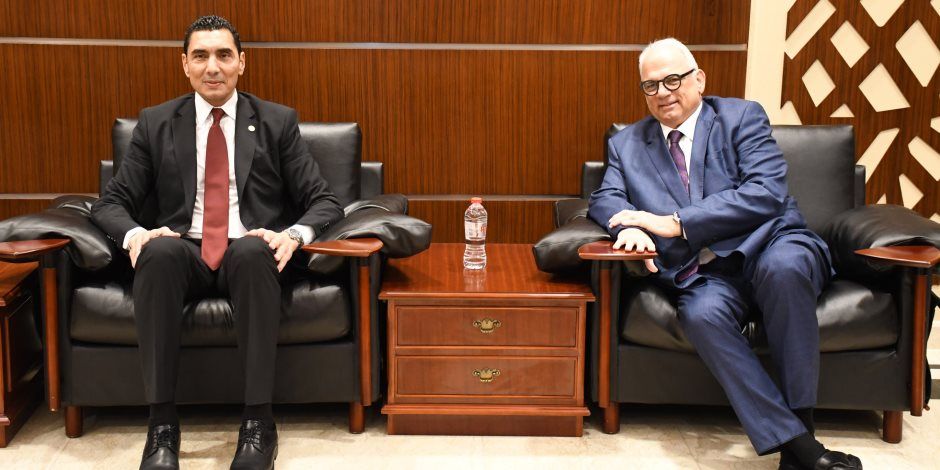وزير الشباب والرياضة يلتقي رئيس الاتحاد الدولي للمصارعة على هامش افتتاح البطولة الأفريقية بالإسكندرية