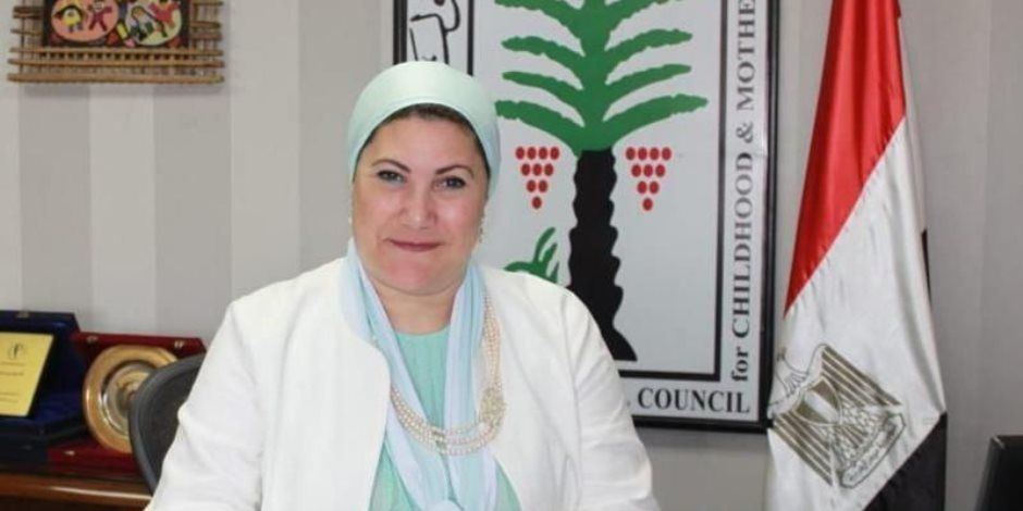 رئيسة المجلس القومي للطفولة والأمومة تتلقى تقريرًا عن أداء خط نجدة الطفل