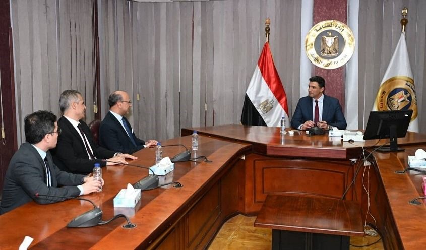 وزير الصناعة يبحث توسعات مجموعة صافولا بمصر وتعزيز الأمن الغذائي