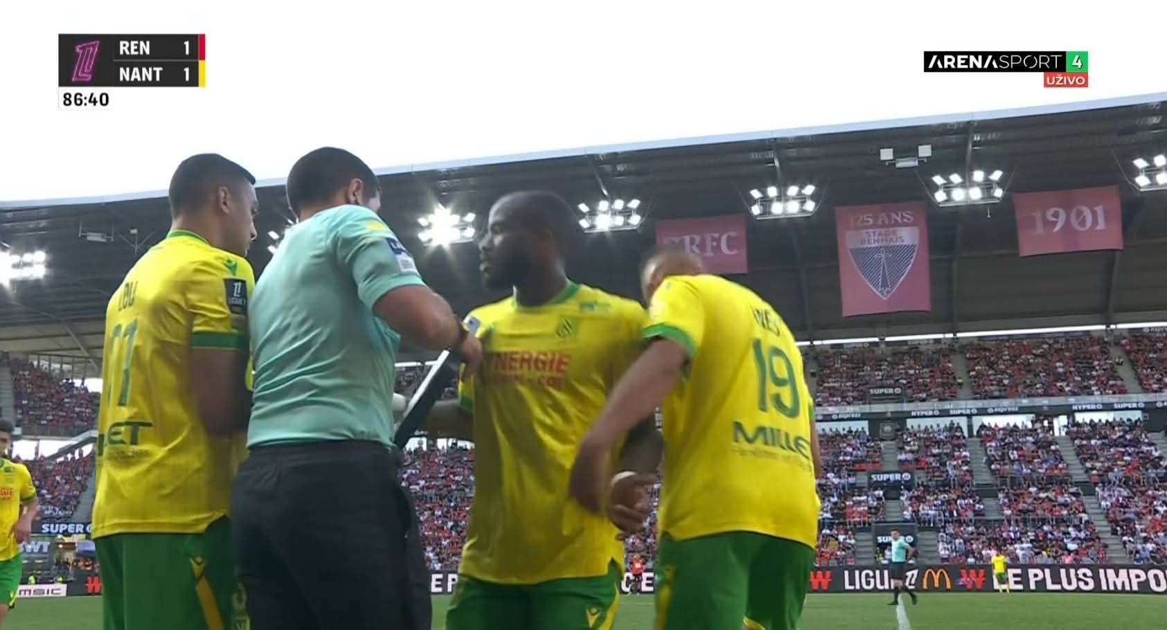 واقعة غريبة.. سبب كتابة أسماء مختلفة على قمصان...