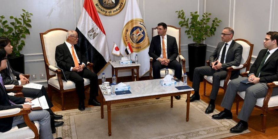 وزير الصناعة يبحث مع سفير اليابان الفرص الاستثمارية المتاحة