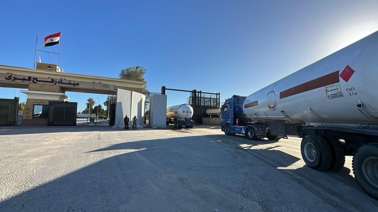 مصر تمد غزة بـ 4685 طنًا من المساعدات الغذائية وتستقبل دفعة من المصابين