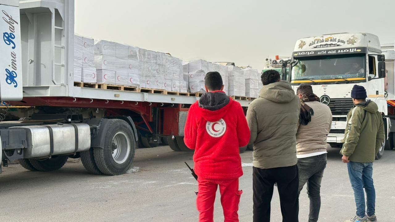 مصر تمد غزة بـ 4685 طنًا من المساعدات الغذائية وتستقبل دفعة من المصابين