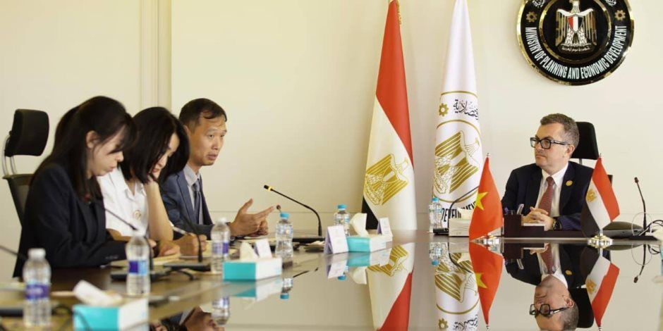 وزير التخطيط والتنمية الاقتصادية يبحث مع سفير فيتنام تعزيز التعاون الاقتصادي
