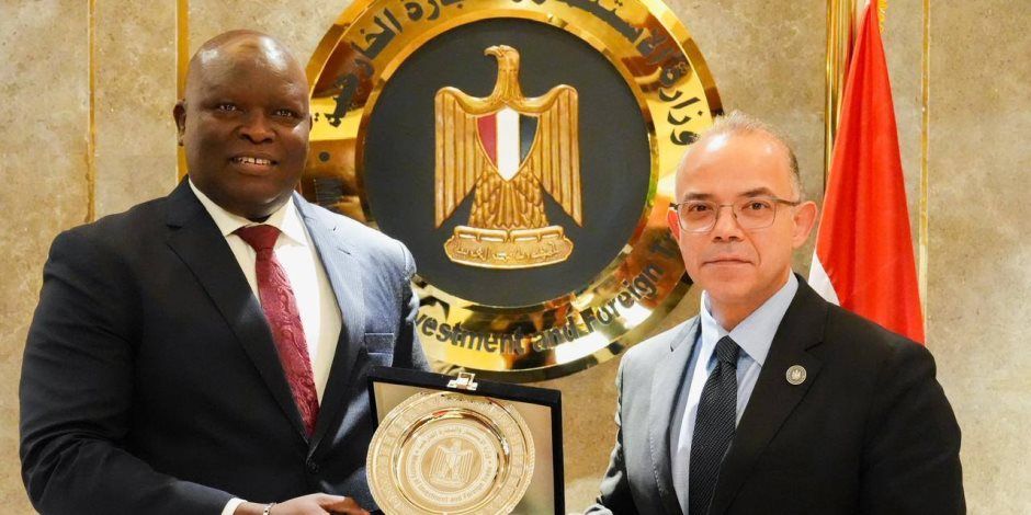 وزير الاستثمار يبحث مع نظيره بجنوب السودان تعزيز التعاون الاستثماري والتجاري