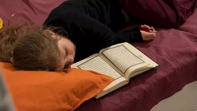 طفلة جزائرية تتمسك بتلاوة القرآن رغم التعب.. مشهد...