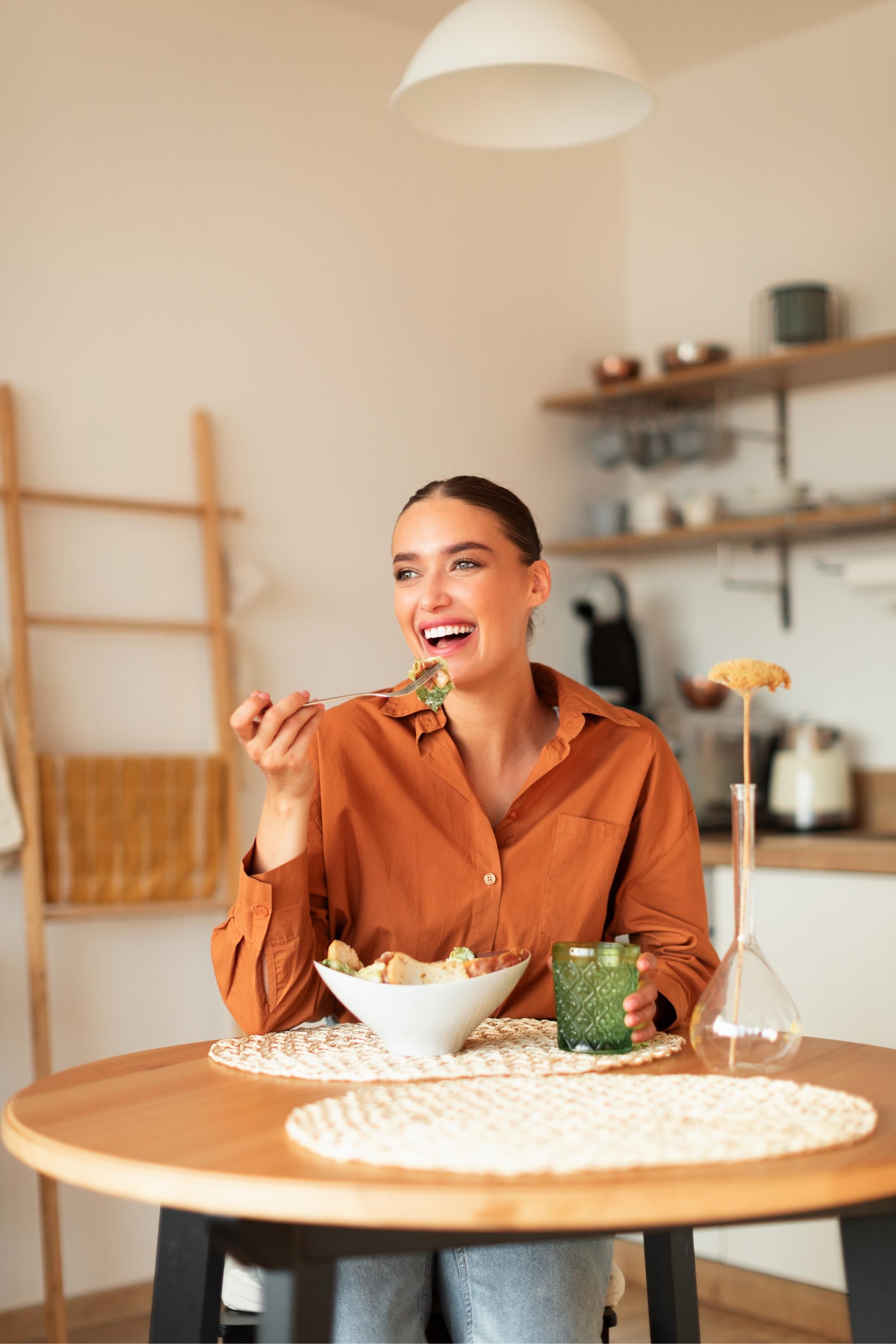 الأكل العاطفي والمناسبات.. لماذا تميل النساء للإفراط بتناول الطعام خلال الأعياد؟