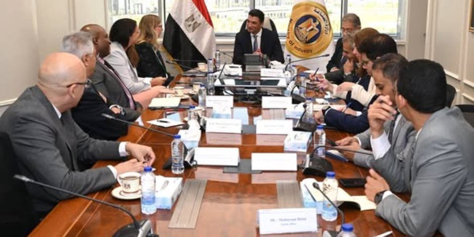 وزير الصناعة يبحث مع وفد شركة فولكس فاجن خطط التوسع في صناعة السيارات في مصر