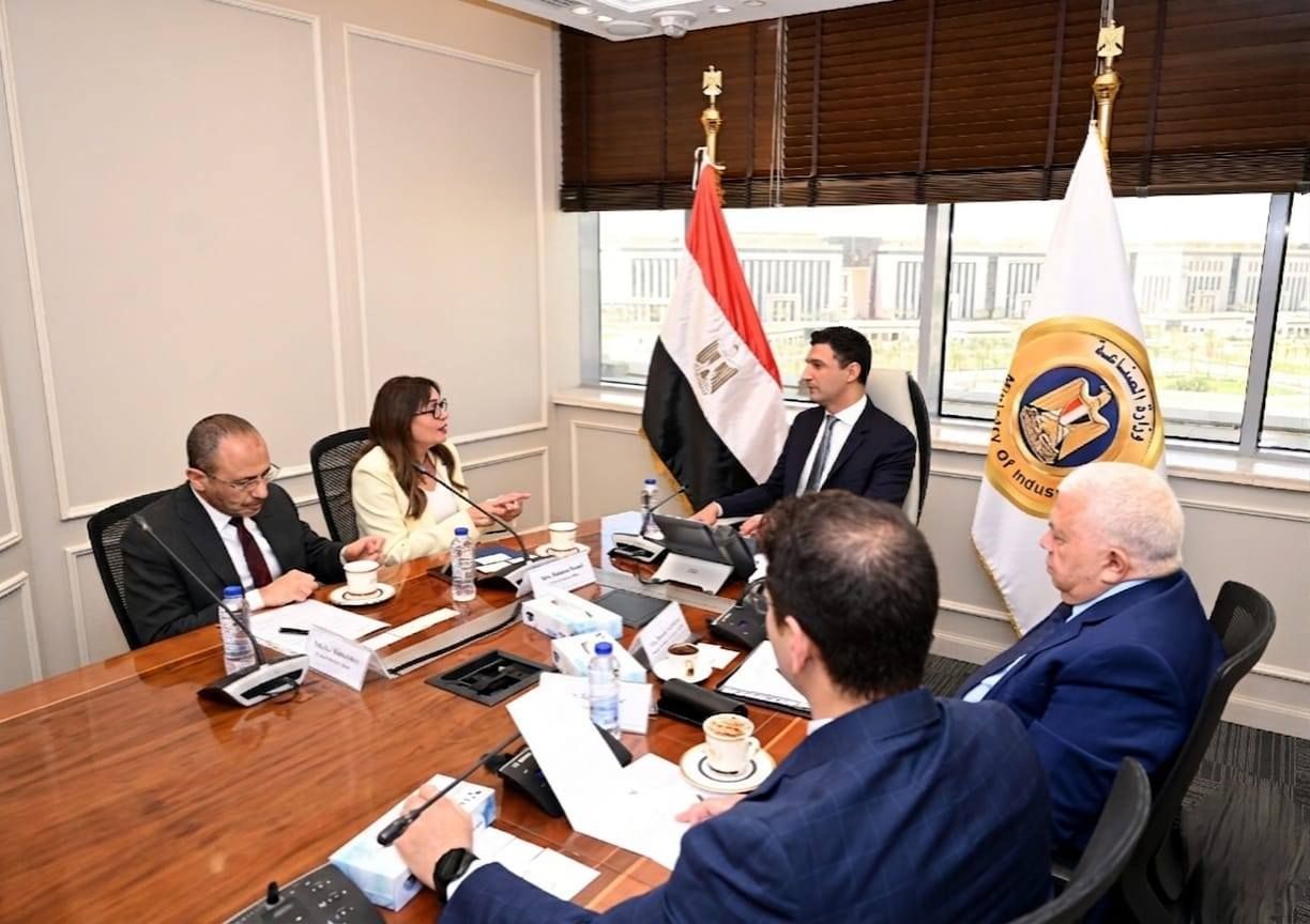 مباحثات بين وزير الصناعة وطاقة عربية لتدشين محطات شحن للسيارات الكهربائية من الطاقة الشمسية