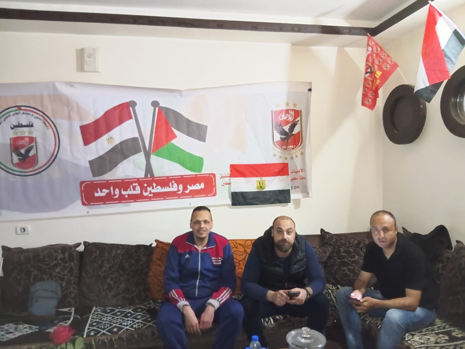 بأعلام مصر وفلسطين.. رابطة مشجعى النادى الأهلى فى غزة يدعمون المارد الأحمر (صور)