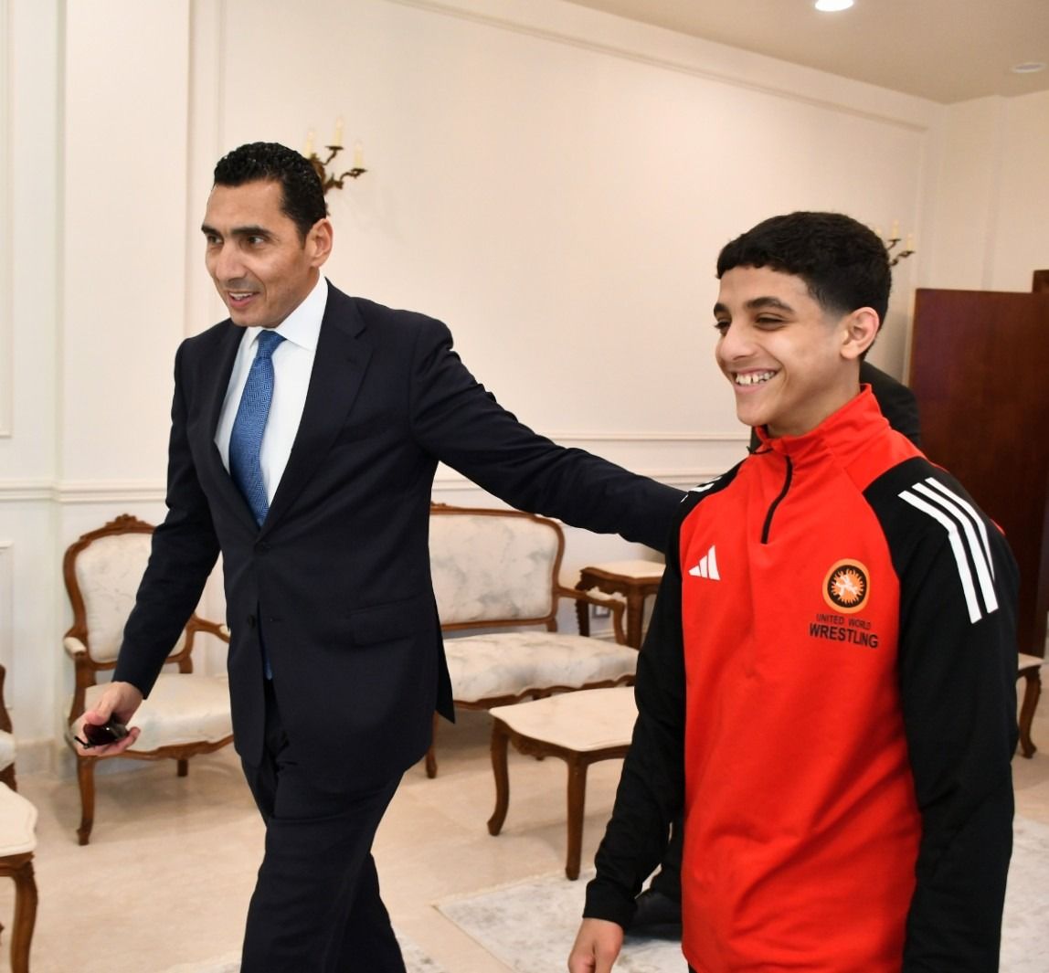 من منصات المشروع القومي للموهبة إلى التتويج القاري.. وزير الشباب والرياضة يستقبل "ترند الذهب" عبد الله حسونة بعد تألقه في بطولة أفريقيا للمصارعة