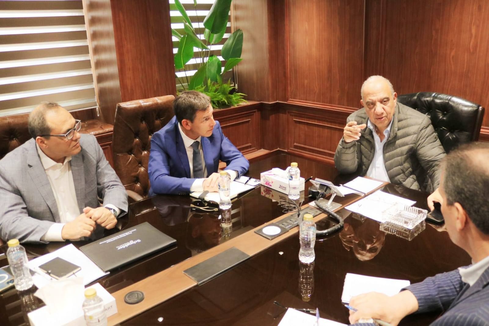 وزير الكهرباء يبحث مع شنايدر إليكتريك التوسع في مبادرة تحسين كفاءة استخدام الطاقة