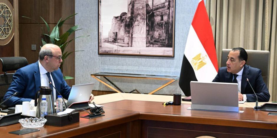 رئيس الوزراء يلتقي وزير الطيران المدني لمتابعة عددٍ من ملفات عمل الوزارة