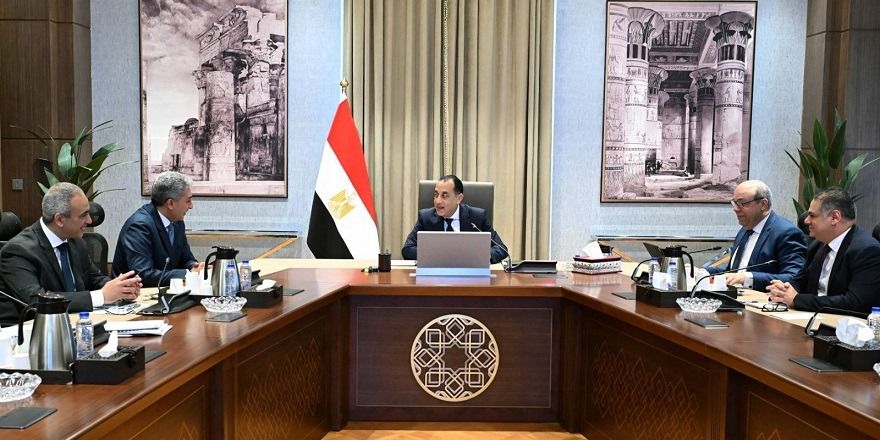 رئيس الوزراء: تيسير إجراءات دخول السائحين وخروجهم عبر جميع المنافذ