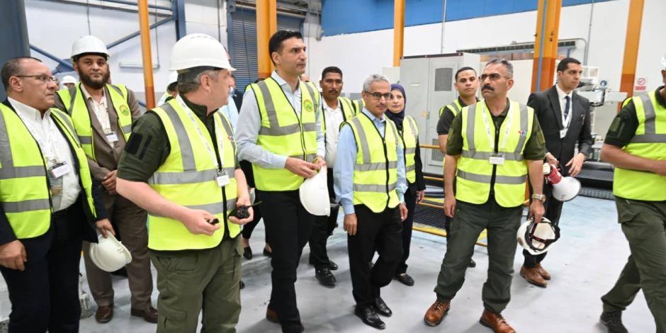 وزير الصناعة يتفقد مجمعاً لصناعة الأسمنت ومصنعين متخصصين في الملابس الجاهزة والصناعات الغذائية في محافظتي بنى سويف والمنيا