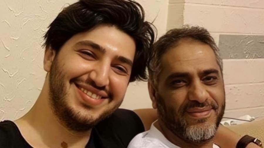أول تعليق من نجل فضل شاكر على براءة والده عبر المطرب الشاب محمد فضل شاكر نجل الفنان فضل شاكر عن سعادته بعد صدور أول حكم براءة لوالده.وكتب محمد فضل شاكر إقرأ المزيد