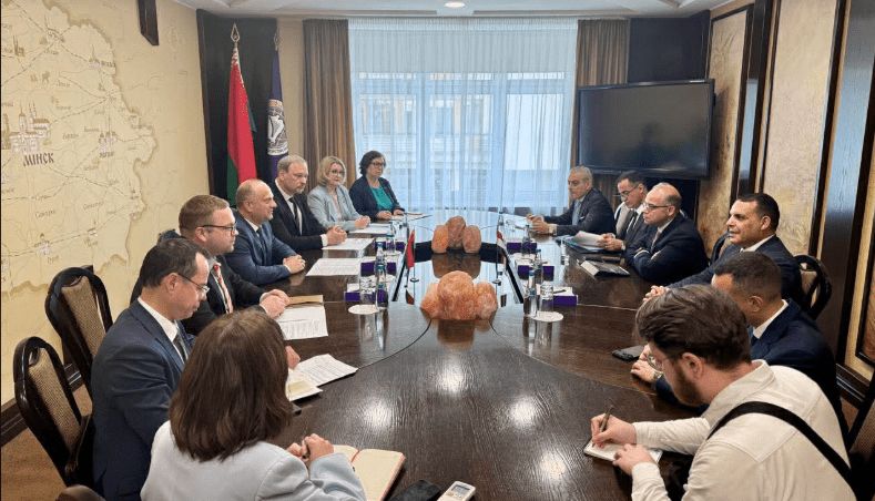 وزير الاستثمار يبحث مع وزير الاقتصاد البيلاروسي تعزيز الشراكات الاستثمارية والتجارية