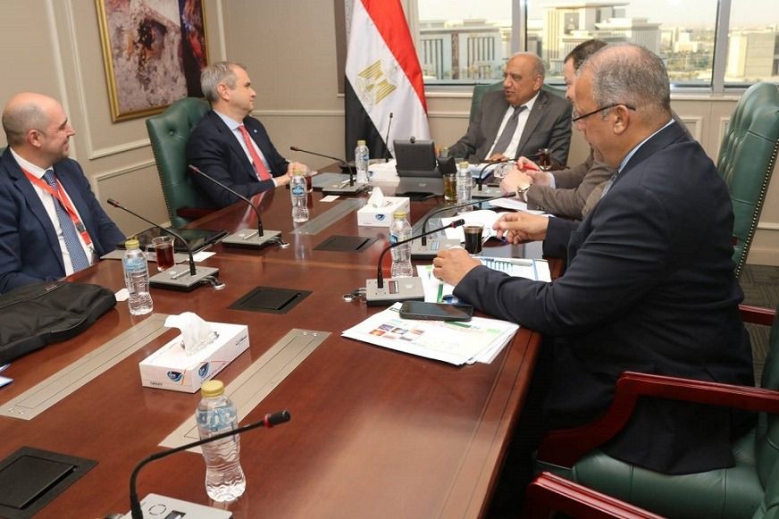 الكهرباء تبحث مستجدات تنفيذ مشروعين لطاقة الرياح بالزعفرانة وجنوب الغردقة بقدرة 1500 ميجاوات