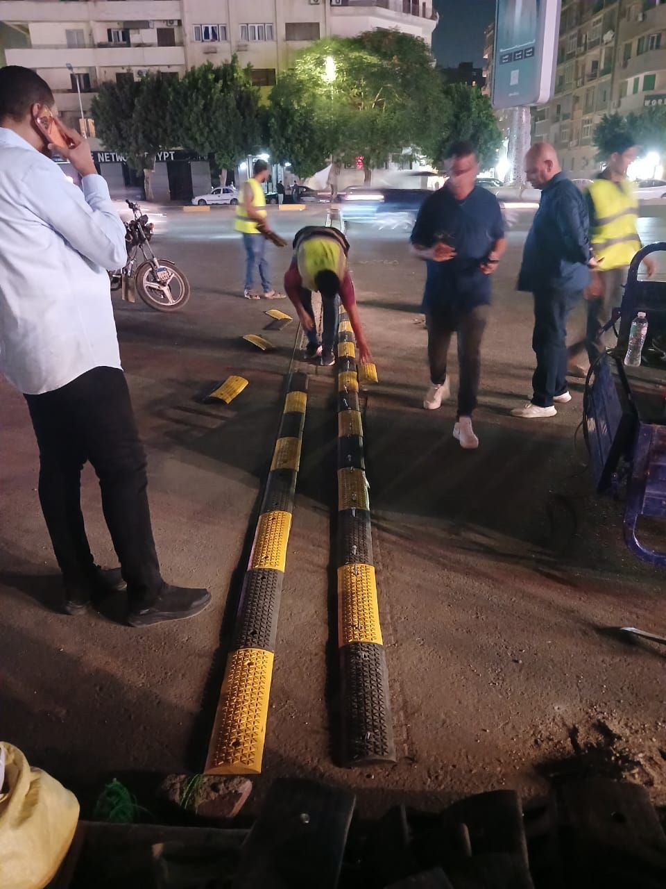 تركيب مطبات صناعية بشارع جامعة الدول العربية (2)