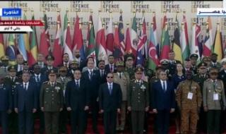 الرئيس السيسي يلتقط صورة تذكارية مع المشاركين بمعرض إيديكس 2023