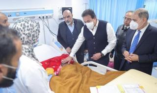 وزير الصحة يتفقد مستشفى بيلا المركزي ويوجه بتوفير 7 حضانات إضافية بالمستشفى