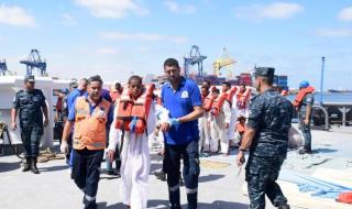 القوات البحرية تنجح فى إنقاذ مركب هجرة غير شرعية على متنها (31)...