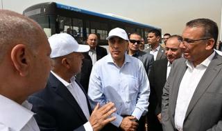 رئيس الوزراء يطلع على منظومة تشغيل الأتوبيس الترددي