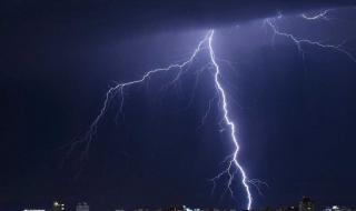 العالم اليوم - تعادل رحلة من فرنسا إلى إيطاليا.. رصد أطول صاعقة برق بالعالم