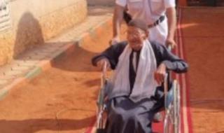 مسن على كرسي متحرك يدلي بصوته في انتخابات مجلس النواب بسوهاج