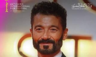 خالد النبوي في لحظة مؤثرة: "أُهدي الجائزة لروح والديّ.. وعاشت مصر وفلسطين"