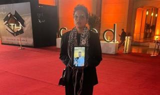 مي سعد تحمل صورة شريكها على السجادة الحمراء.. 'ضايل عنا عرض' يربك لجنة التحكيم والجمهور