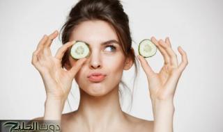 افركي تحت عينيك بشريحة خيار باردة وشوفي الانتفاخ هيختفي ازاي! هتنبسطي أوي