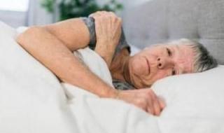 7 عادات مسائية تقي المسنّين اضطرابات النوم