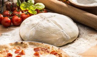 تفرد باليد بسهولة.. طريقة تحضير عجينة البيتزا الإيطالية...