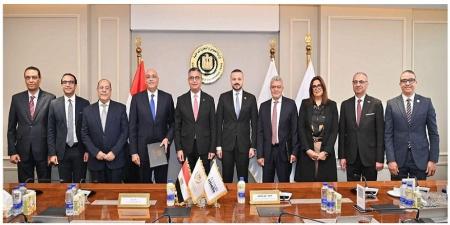 القابضة الغذائية وتنمية المشروعات يوقعان مذكرة لتحويل منافذ الوزارة إلى “CARRY ON”