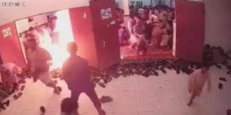 أخبار اليمن : مواطن يحرق نفسه داخل جامع في مأرب