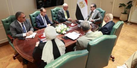 وزير الصحة يبحث مع رئيس غرفة صناعة الدواء تعزيز توطين صناعة الدواء ودعم الاكتفاء الذاتي