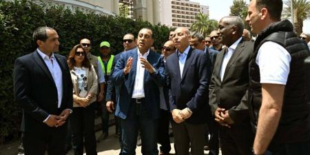 رئيس الوزراء يتفقد مشروع رفع كفاءة الواجهات الخارجية والموقع العام لقصر التحرير
