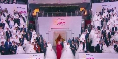 السيدة انتصار السيسى تلتقط صورا تذكارية مع عرائس احتفالية فرحة مصر