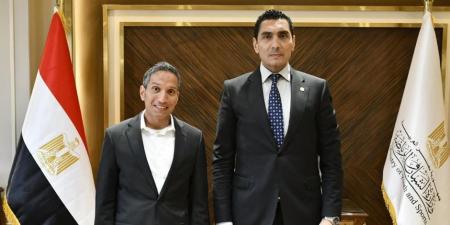وزير الشباب والرياضة يكرّم أيمن نصار بعد إنجازه التاريخي في ماراثون الرمال بالمغرب