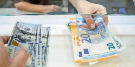 الدولار يتراجع واليورو يستقر
