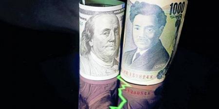 الين يتراجع قرب مستويات التدخل والدولار يستقر وسط توترات إيران