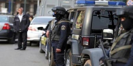 مصرع 2 وإصابة آخر وضبط مخدرات وأسلحة وقنابل فى مداهمة بؤرة إجرامية بإسنا