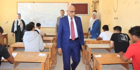 "مجاور" يتفقد لجان امتحانات الثانوية الصناعية بمدرسة الشهيد محمد سمير شراب بالعريش