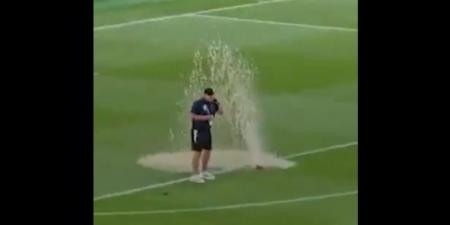 انفجار ماسورة مياه في استاد مباراة العراق والنرويج في كأس العالم.. (فيديو)