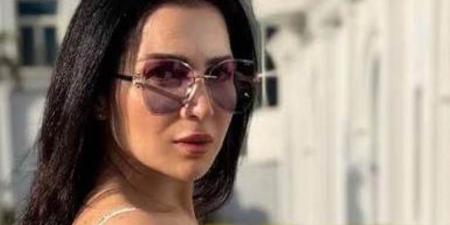 مي عز الدين تتألق بإطلالة صيفية مبهجة في أحدث جلسة تصوير