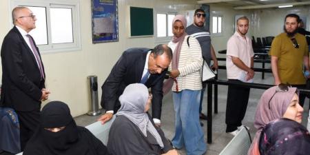 وزير الخارجية يتفقد سير العمل بمكتب تصديقات المريلاند