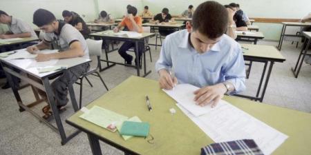 طلاب الثانوية العامة نظام قديم يؤدون امتحان اللغة الثانية
