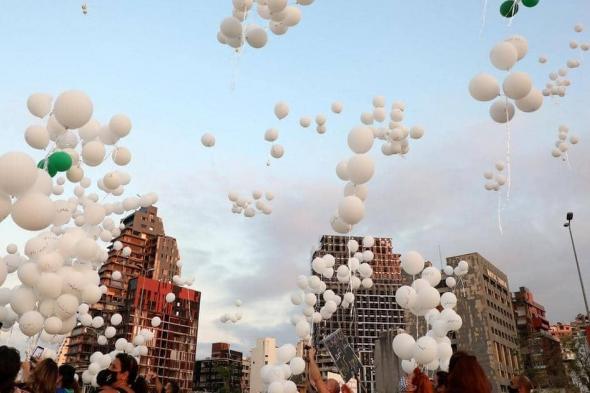 ببالونات بيضاء.. لبنانيون يحيون ذكرى انفجار مرفأ بيروت